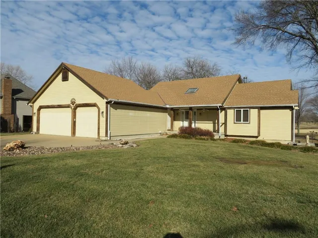 $425,000 | 114 Overhill Drive, Paola, KS 66071