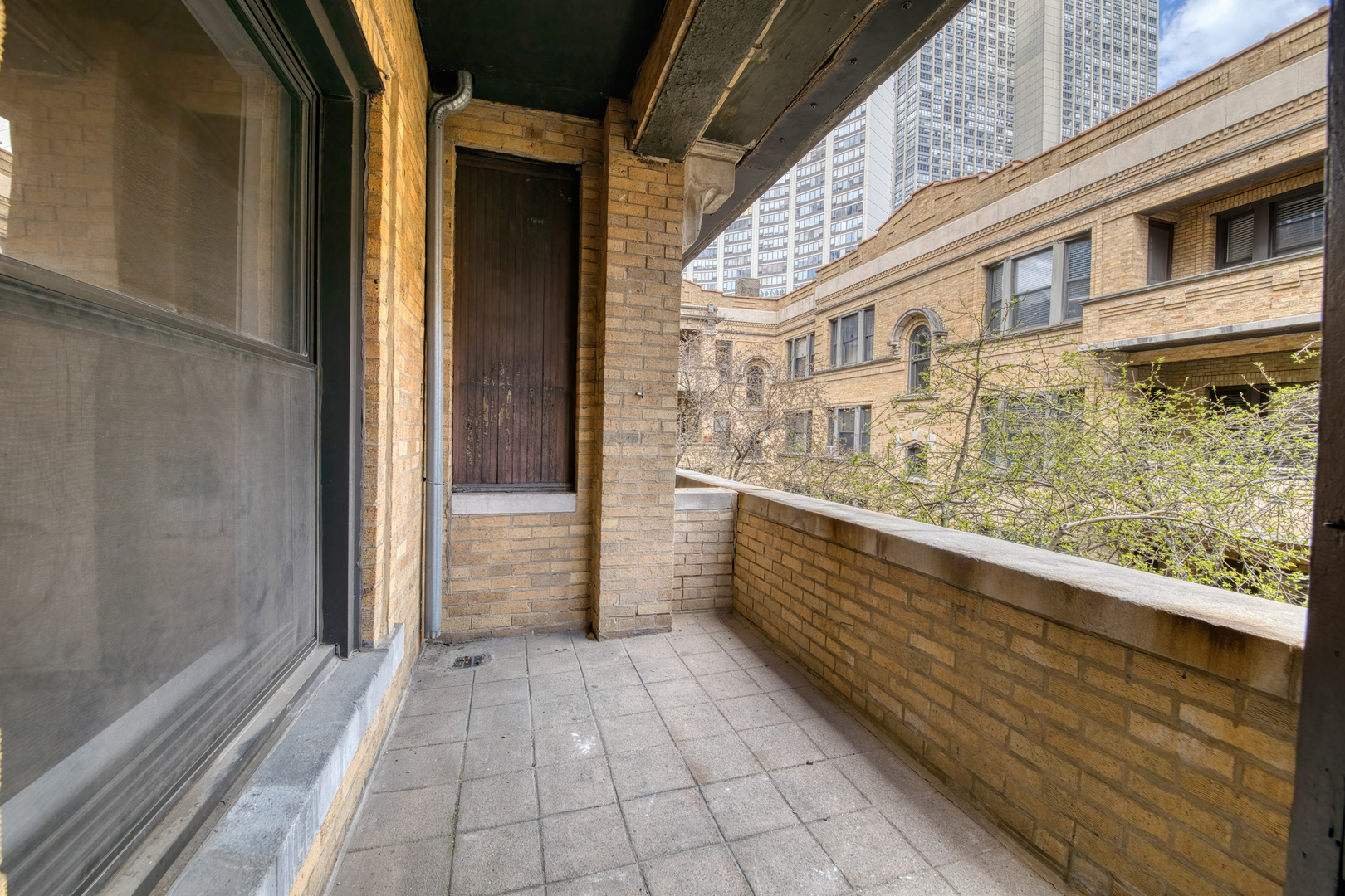 728 West Sheridan Road, Unit 2N Chicago, IL 60613 - Photo 16 of 18 a bathroom with a bathtub and shower