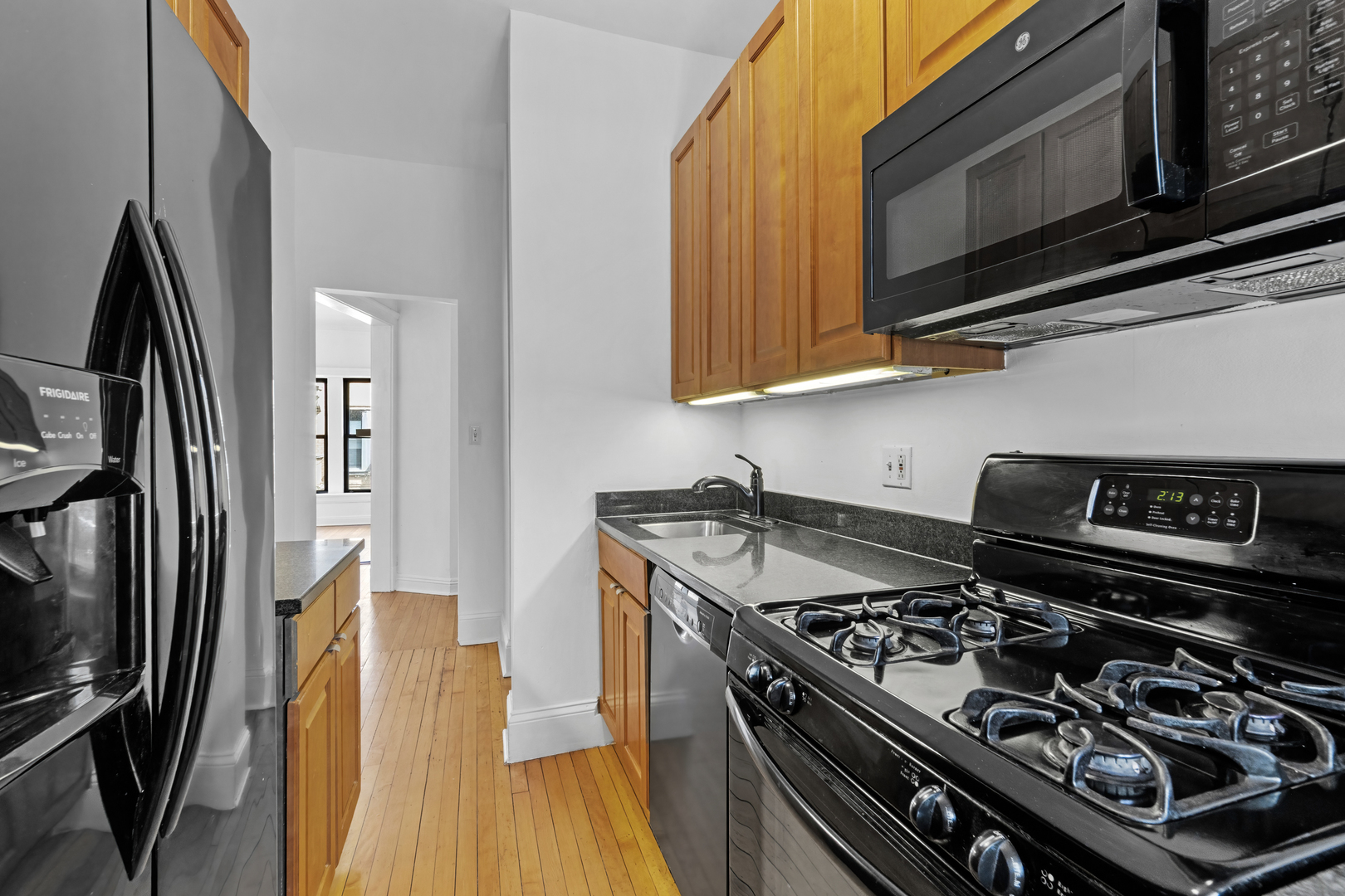728 West Sheridan Road, Unit 2N Chicago, IL 60613 - Photo 8 of 18 a kitchen with a stove and a microwave