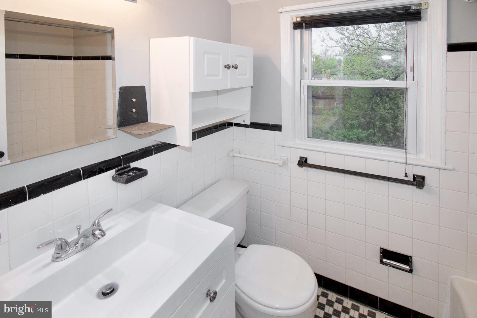 122 South Glebe Road Arlington, VA 22204 - Photo 12 of 16 Bathroom