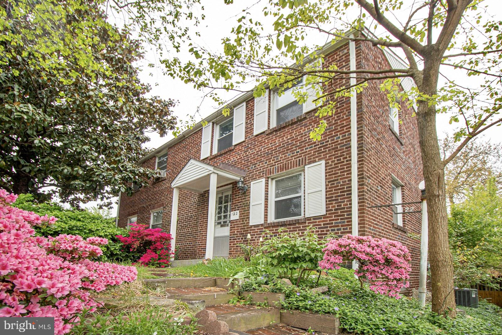 122 South Glebe Road Arlington, VA 22204 - Photo 2 of 16 Front with dedicated driveway