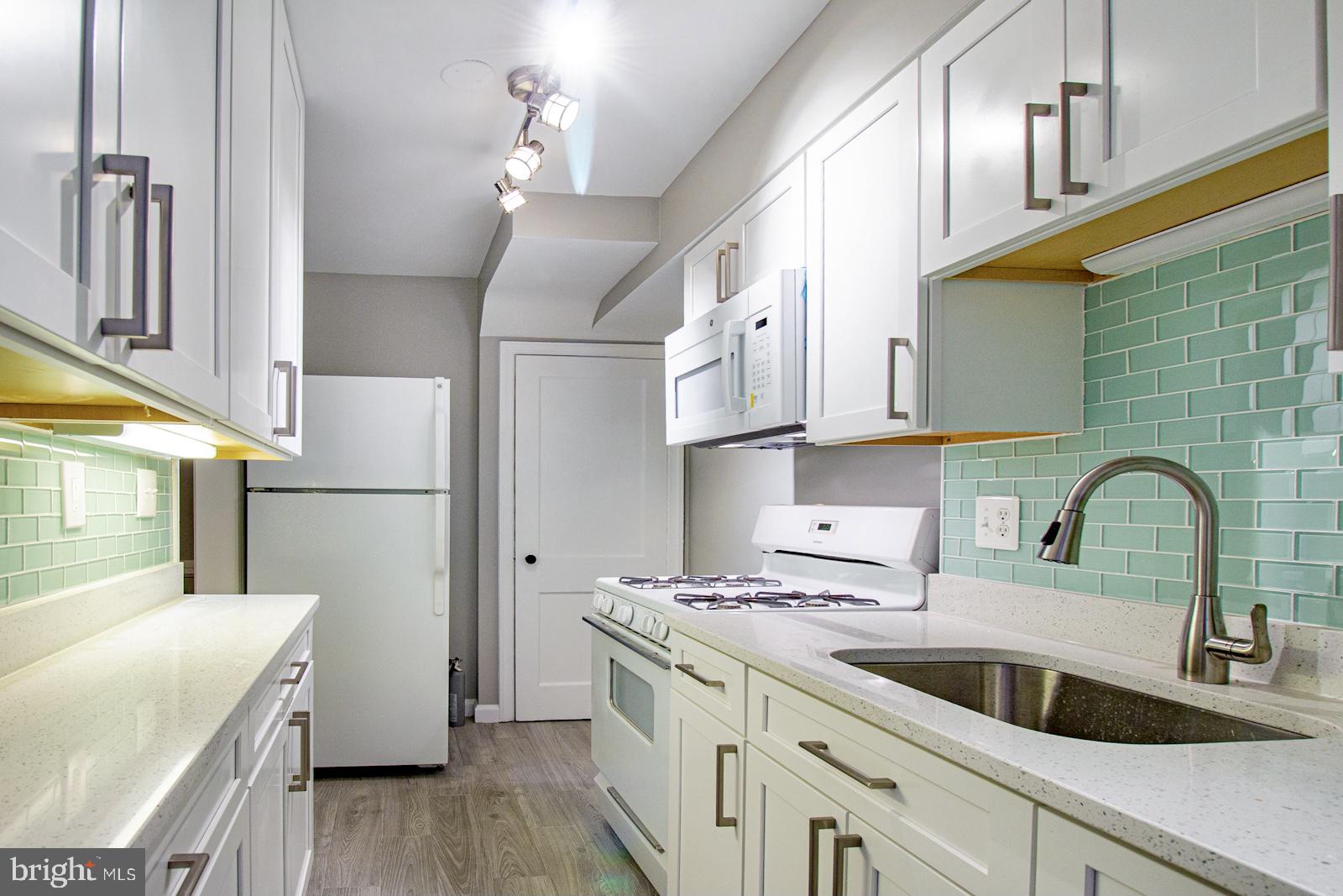 122 South Glebe Road Arlington, VA 22204 - Photo 6 of 16 Renovated kitchen with quartz counters