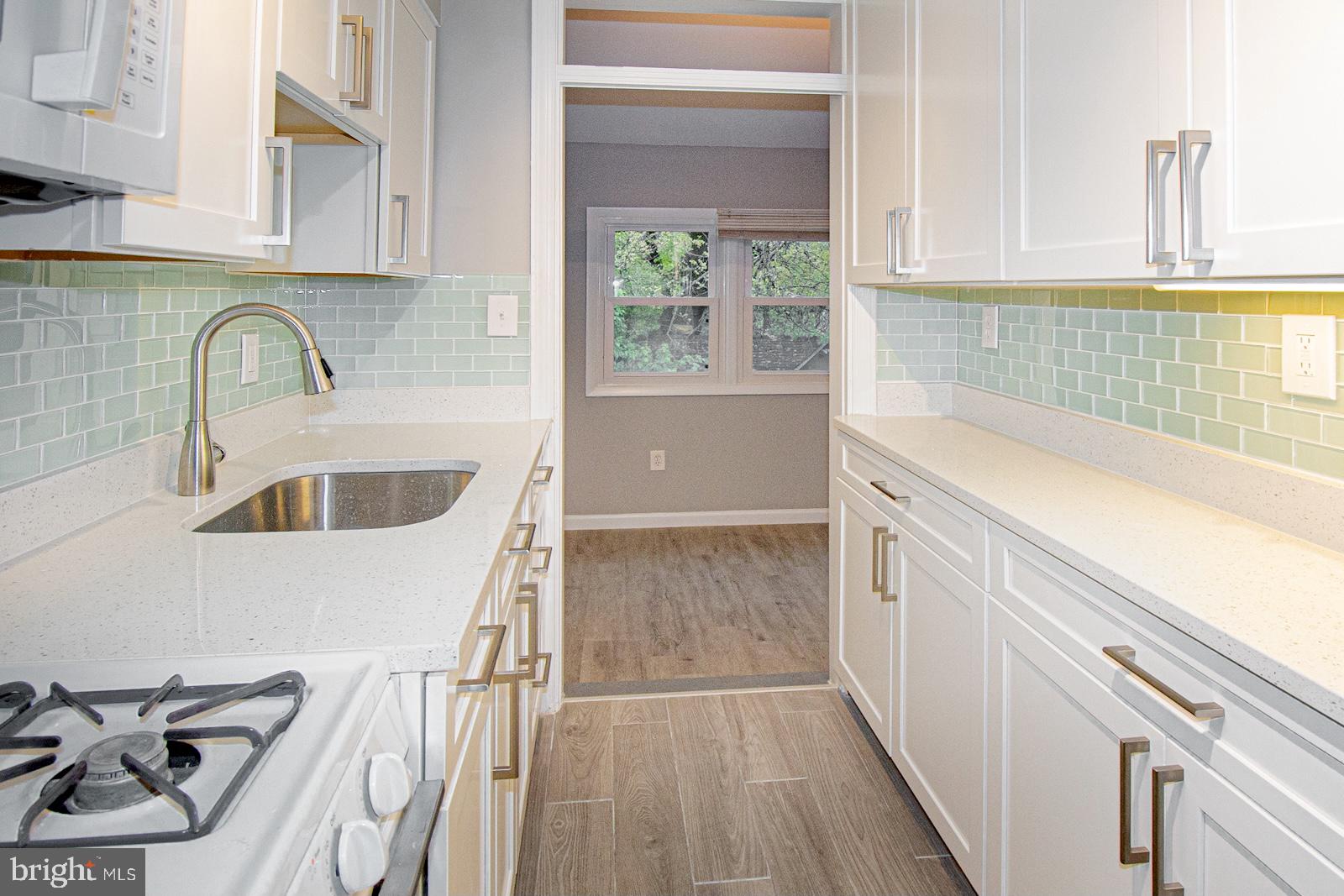 122 South Glebe Road Arlington, VA 22204 - Photo 7 of 16 Kitchen