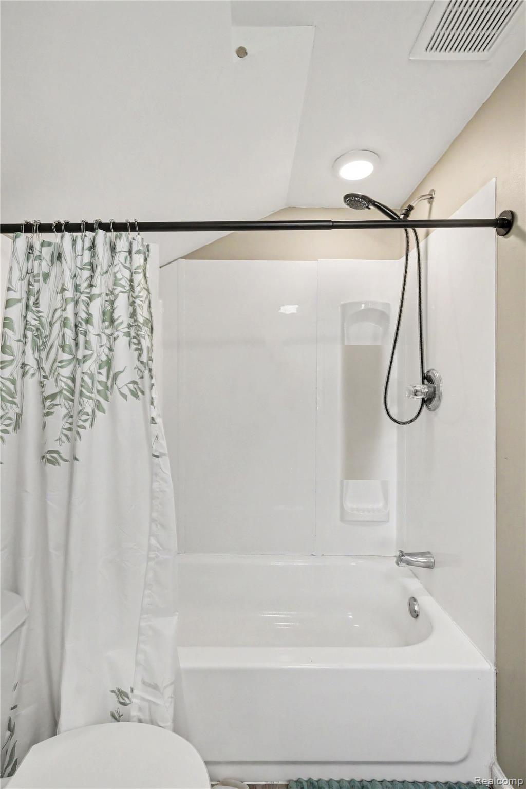 306 Mill Street Pinckney, MI 48169 - Photo 19 of 29 full bath with tub/shower on the 2nd level
