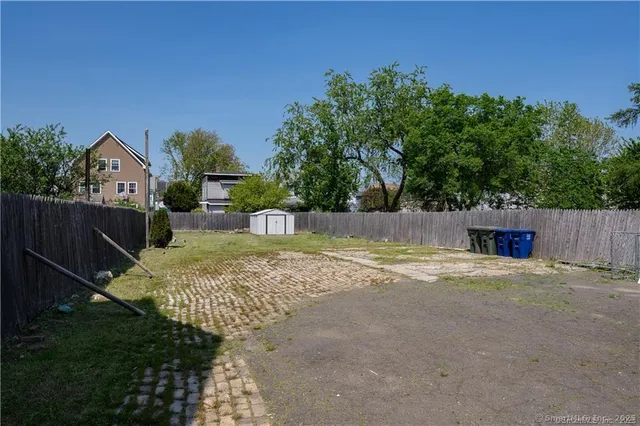 a view of back yard of the house