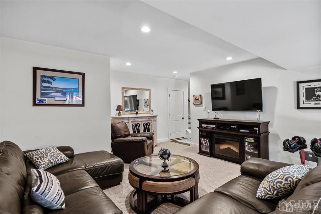 55 Isabelle Court Evesham, NJ 08053 - Photo 5 of 37