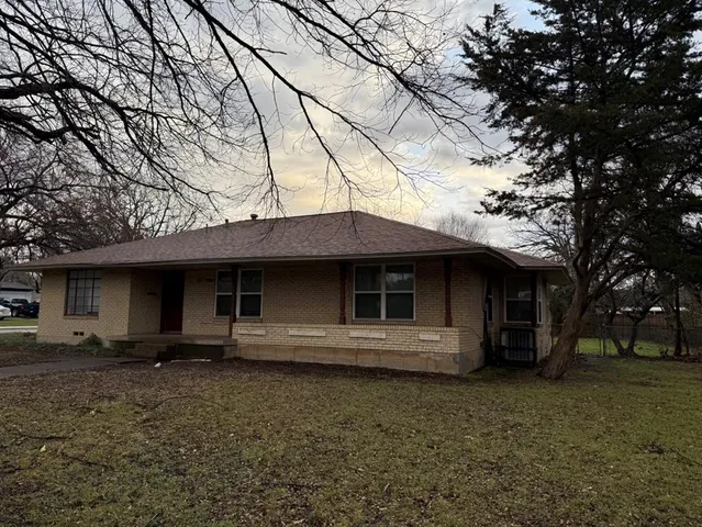 a front view of house with yard