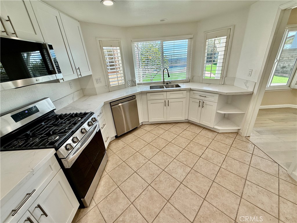 12044 Shadow Ridge Way Northridge, CA 91326 - Photo 3 of 33