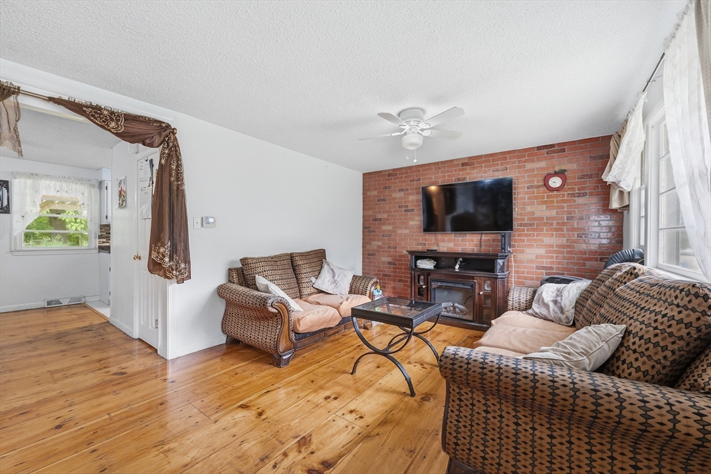 11 Mcfarlin Road Chelmsford, MA 01824 - Photo 13 of 37