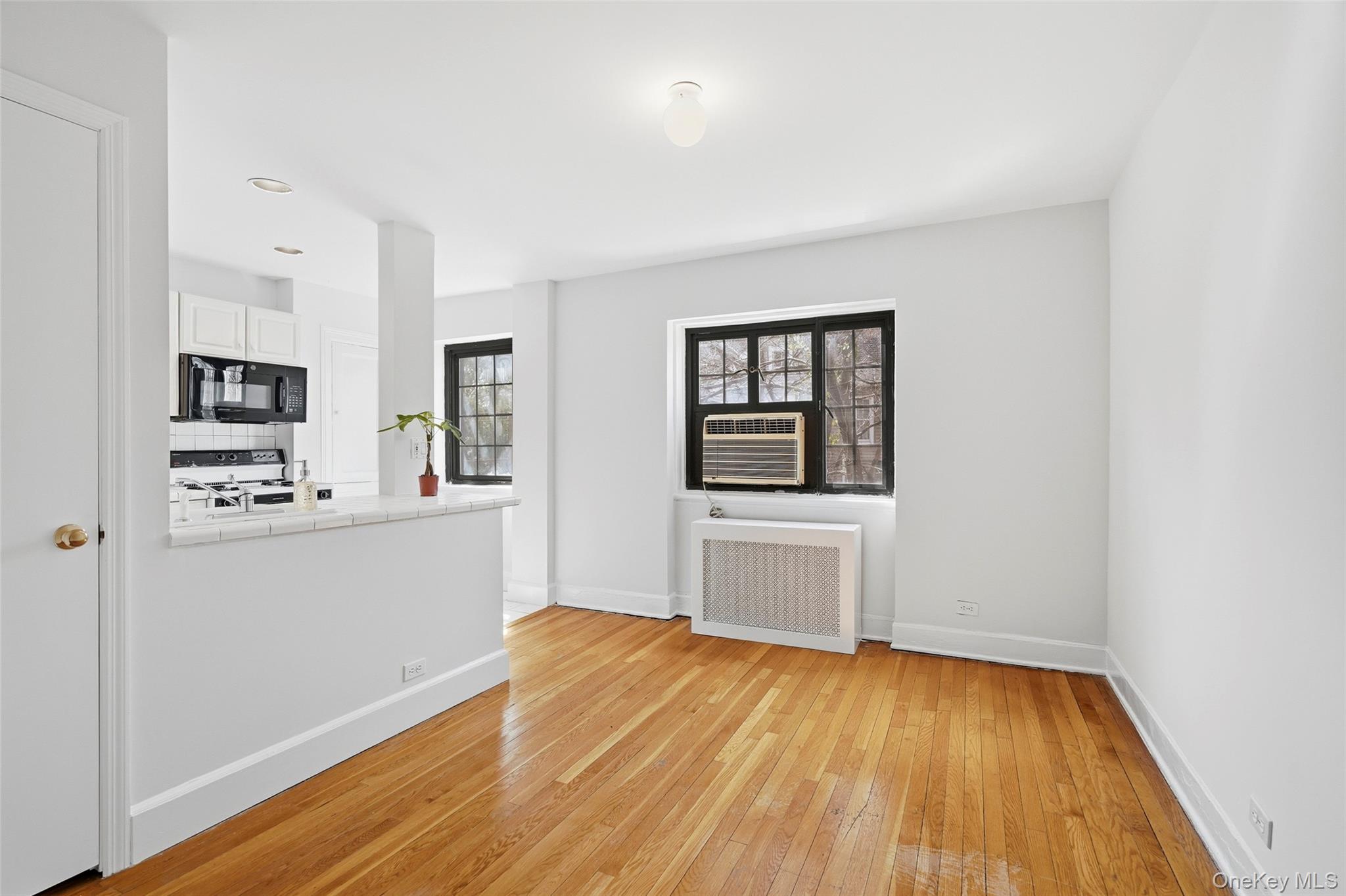 6 Davis Avenue, Unit C22 Rye, NY 10580 - Photo 5 of 20 Eat-in Kitchen