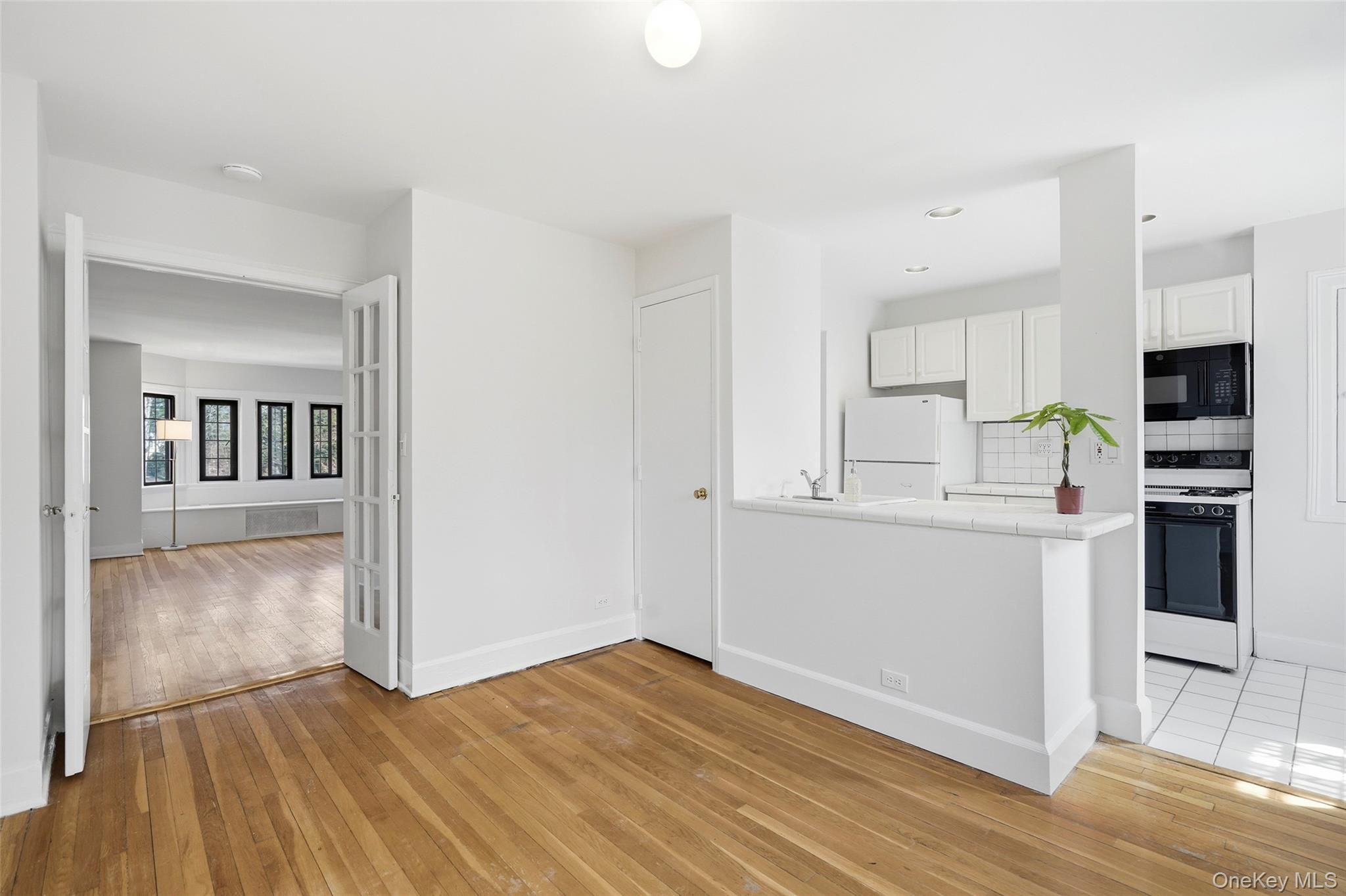 6 Davis Avenue, Unit C22 Rye, NY 10580 - Photo 7 of 20 Ample space in Eat-in Kitchen to design to your needs