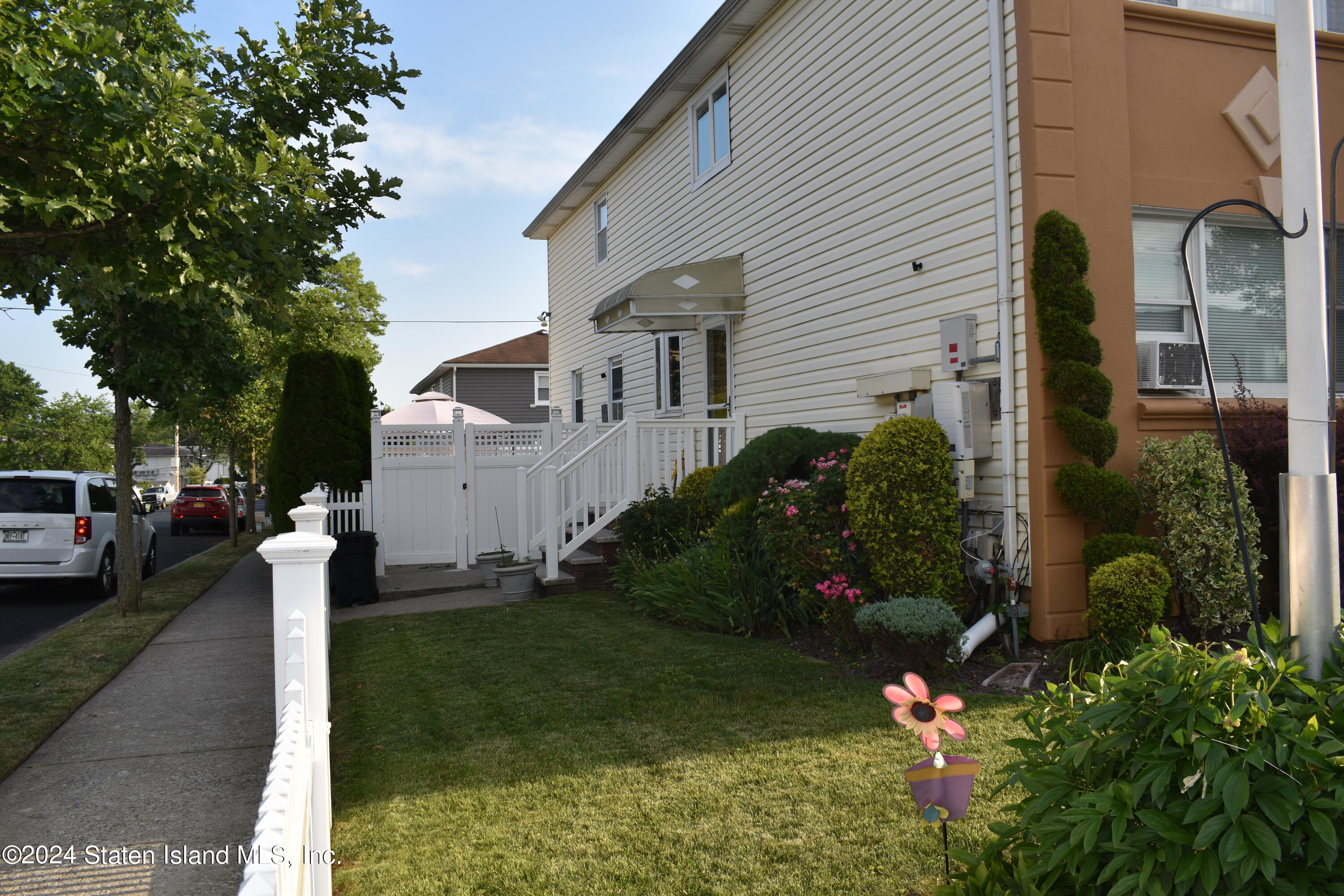 2 Adlai Circle Staten Island, NY 10312 - Photo 4 of 63 DSC_0780