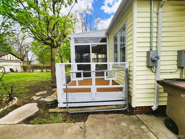 80 East Iroquois Road Pontiac, MI 48341 - Photo 2 of 26