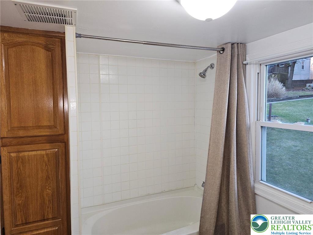 2335 North Apple Street Whitehall, PA 18052 - Photo 9 of 11