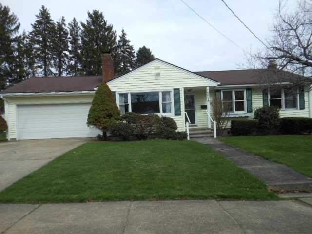 607 Ridgeway Avenue Grove City, PA 16127 - Photo 11 of 11 Parking Lot/Garage.