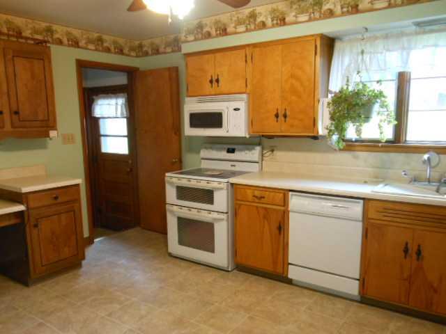 607 Ridgeway Avenue Grove City, PA 16127 - Photo 3 of 11 Kitchen. Eat-in-kitchen