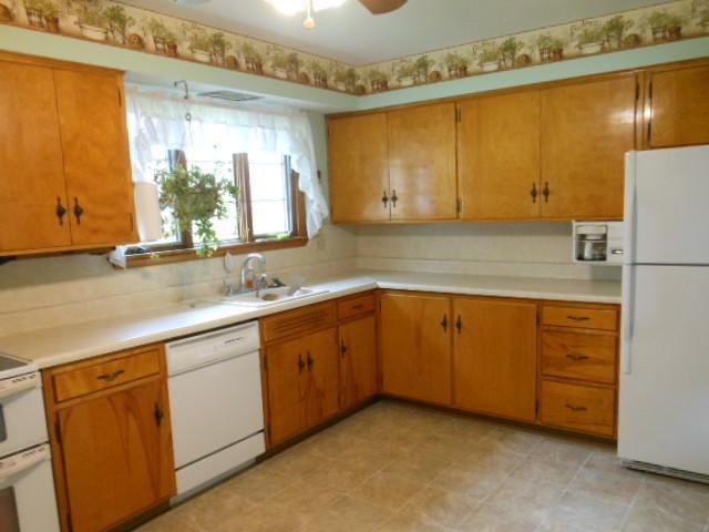 607 Ridgeway Avenue Grove City, PA 16127 - Photo 4 of 11 Kitchen.