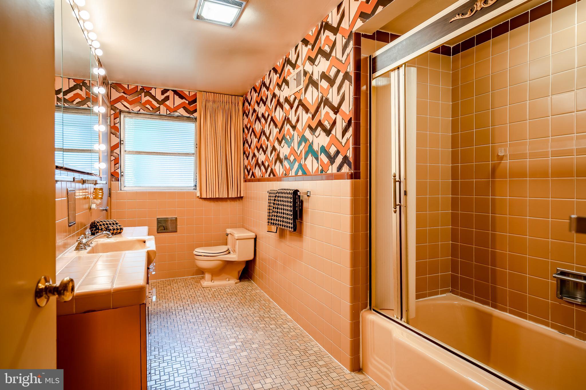 1825 Lorraine Road Reading, PA 19604 - Photo 26 of 39 Hall Full Bathroom