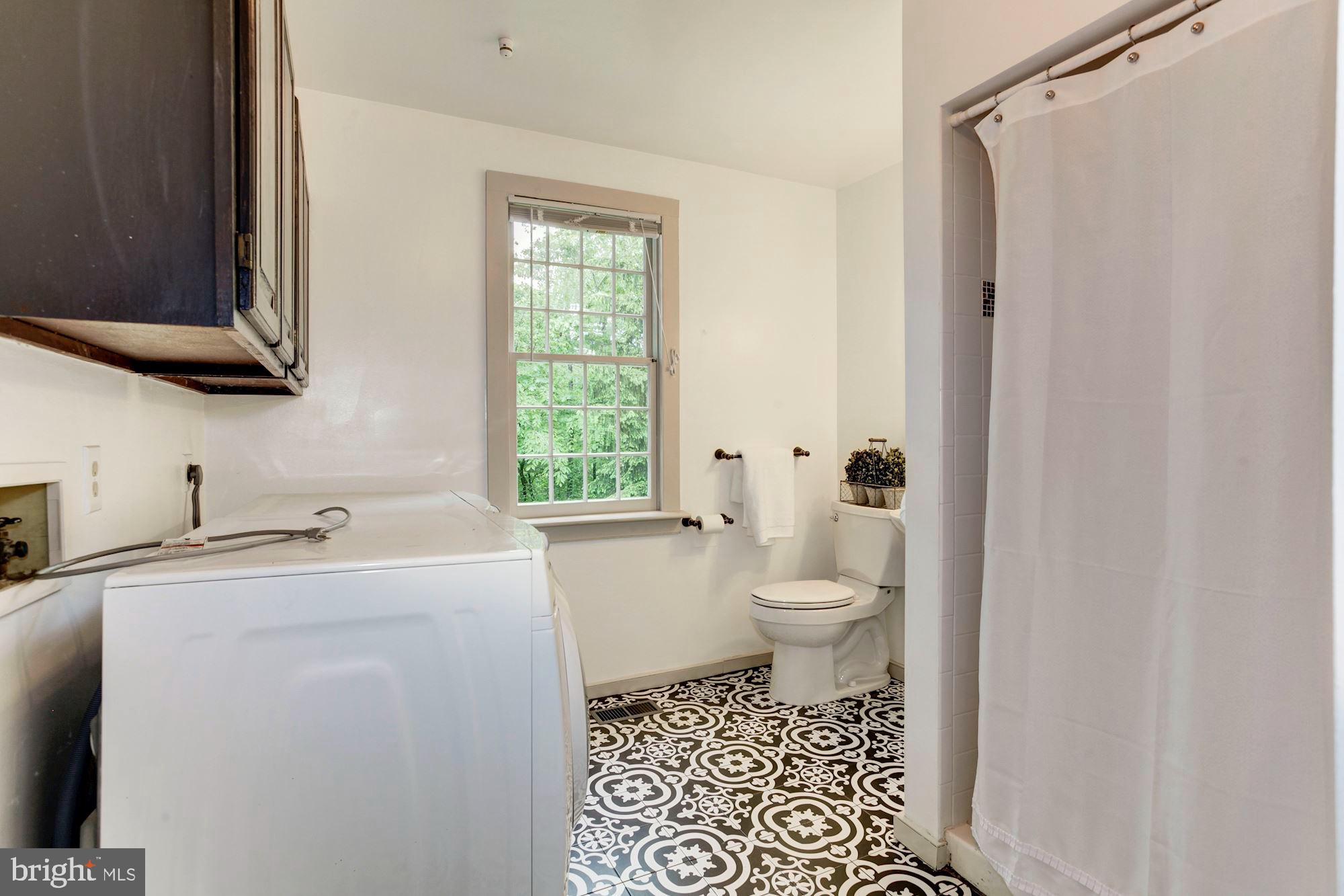4841 Occoquan Overlook Woodbridge, VA 22192 - Photo 11 of 28 Main level full bathroom
