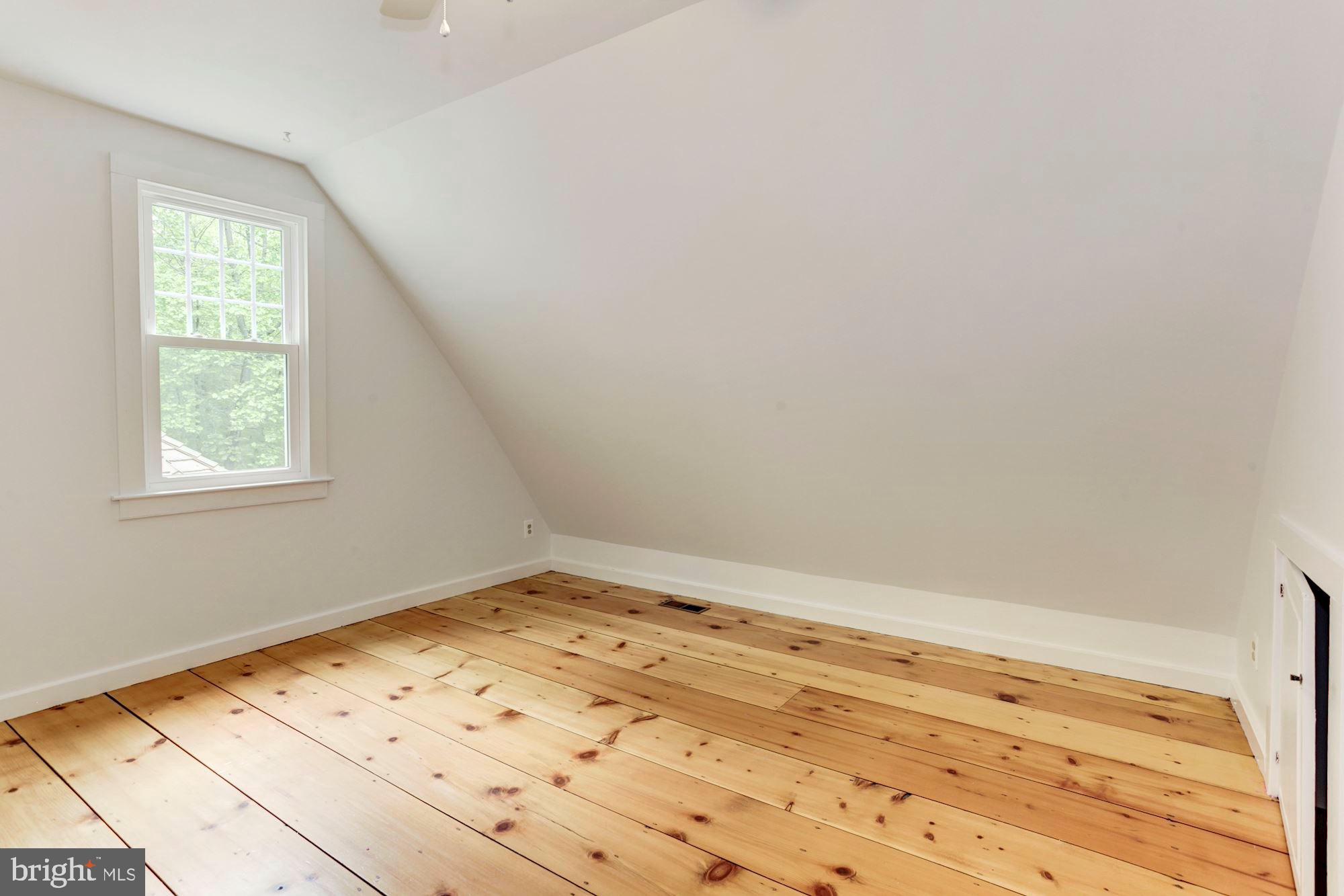 4841 Occoquan Overlook Woodbridge, VA 22192 - Photo 20 of 28 Third upstairs bedroom