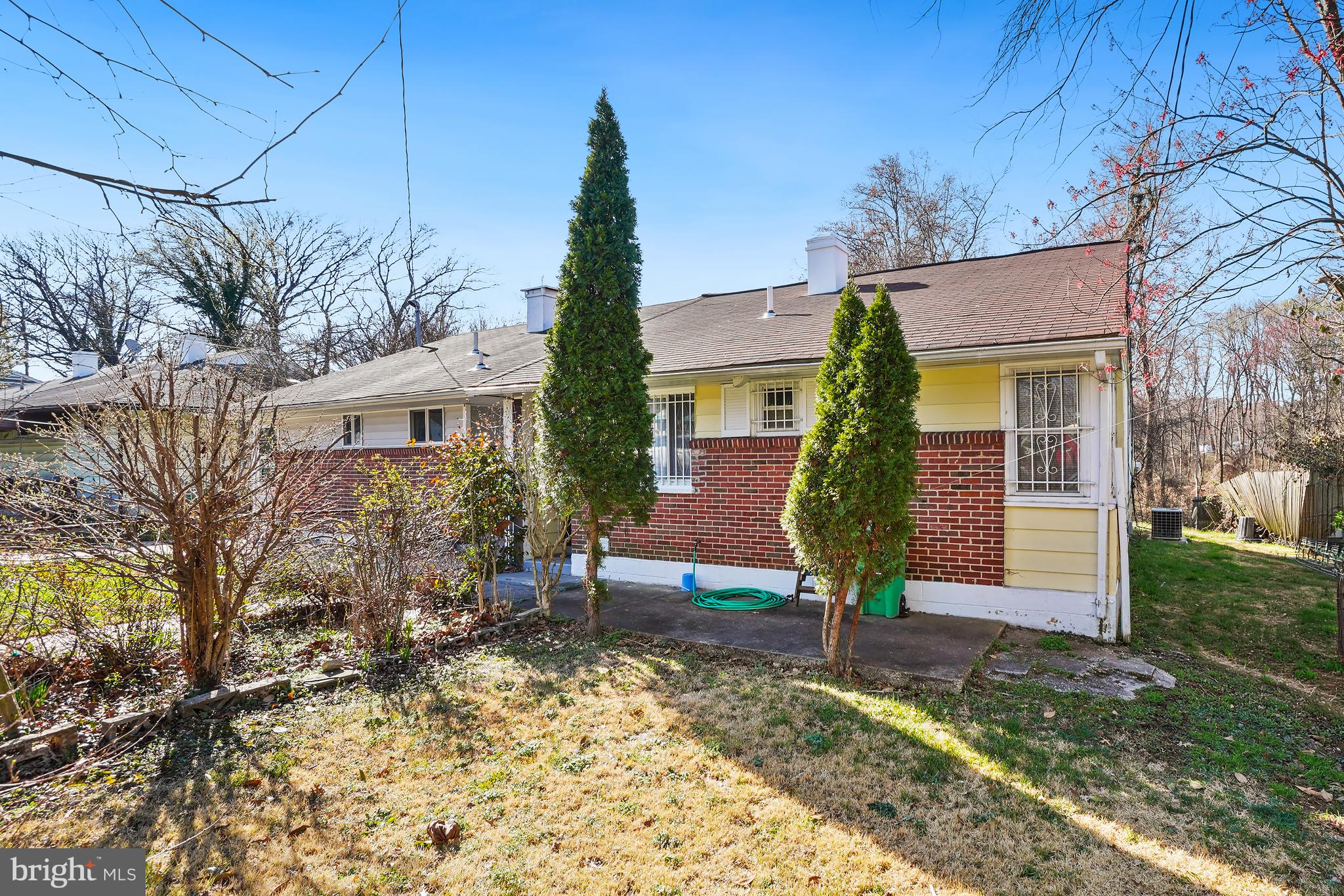 a view of a house with backyard and trees