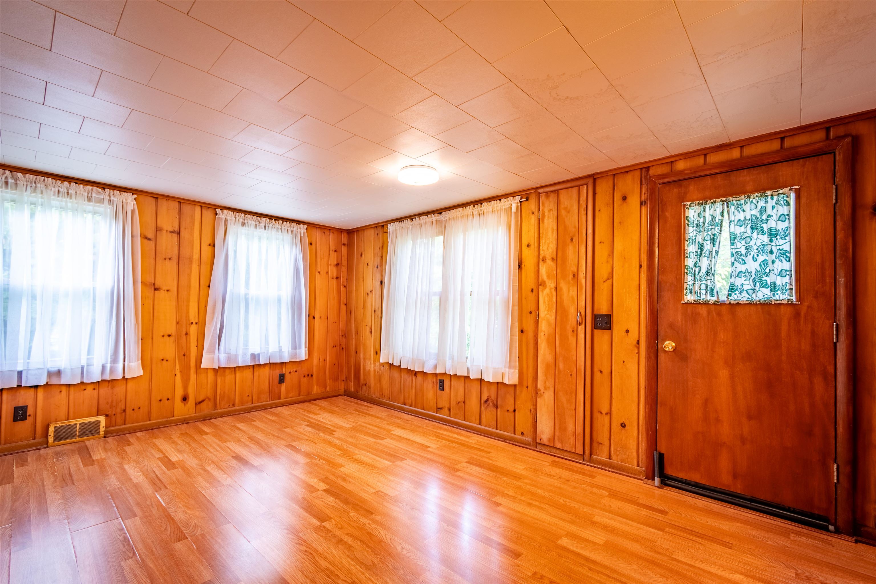121 East Maple Street Shepherd, MI 48883 - Photo 8 of 26 1950233-327517d6-93f3-453a-8006-7ec272e3c889.JPG