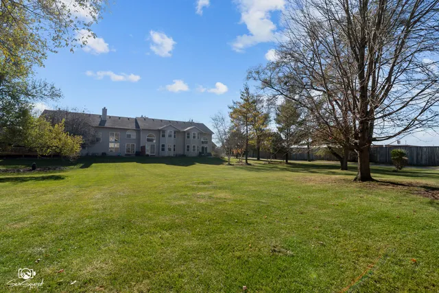 a view of a yard with a house