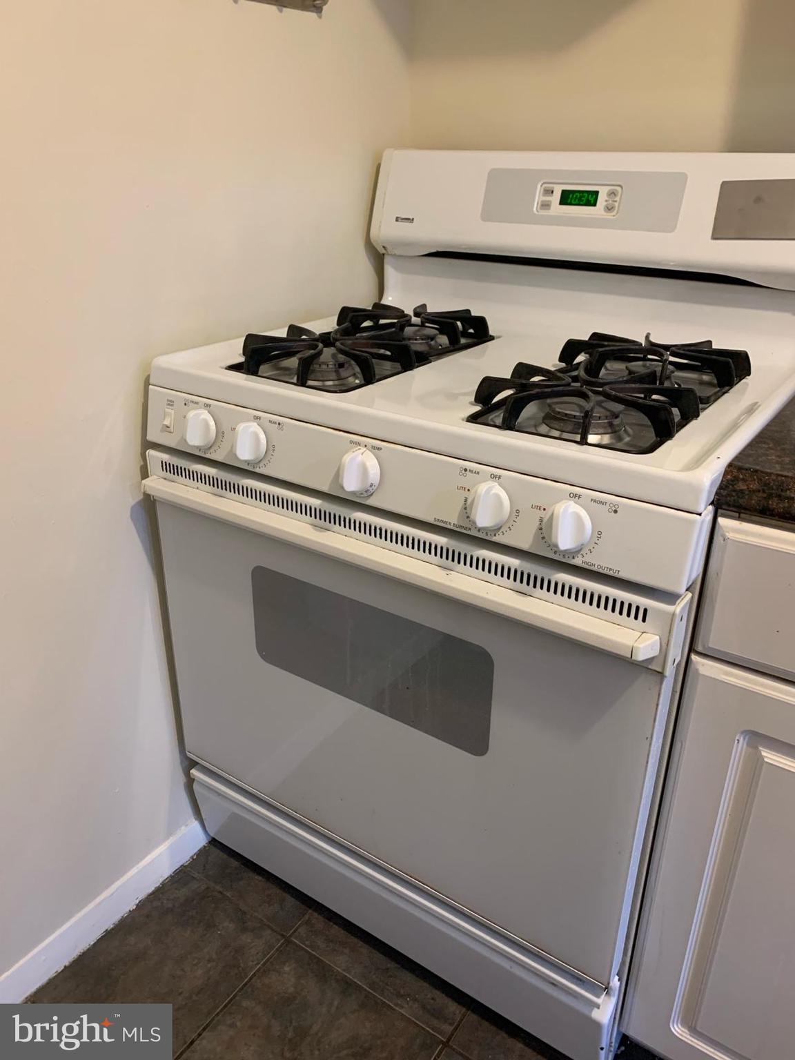 2911 Charing Cross Road, Unit 10 Falls Church, VA 22042 - Photo 10 of 25 a close view of stove top oven