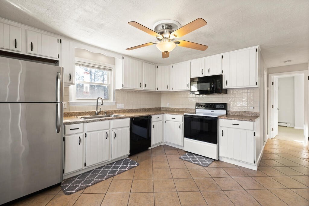 22 Community Road Billerica, MA 01821 - Photo 4 of 26