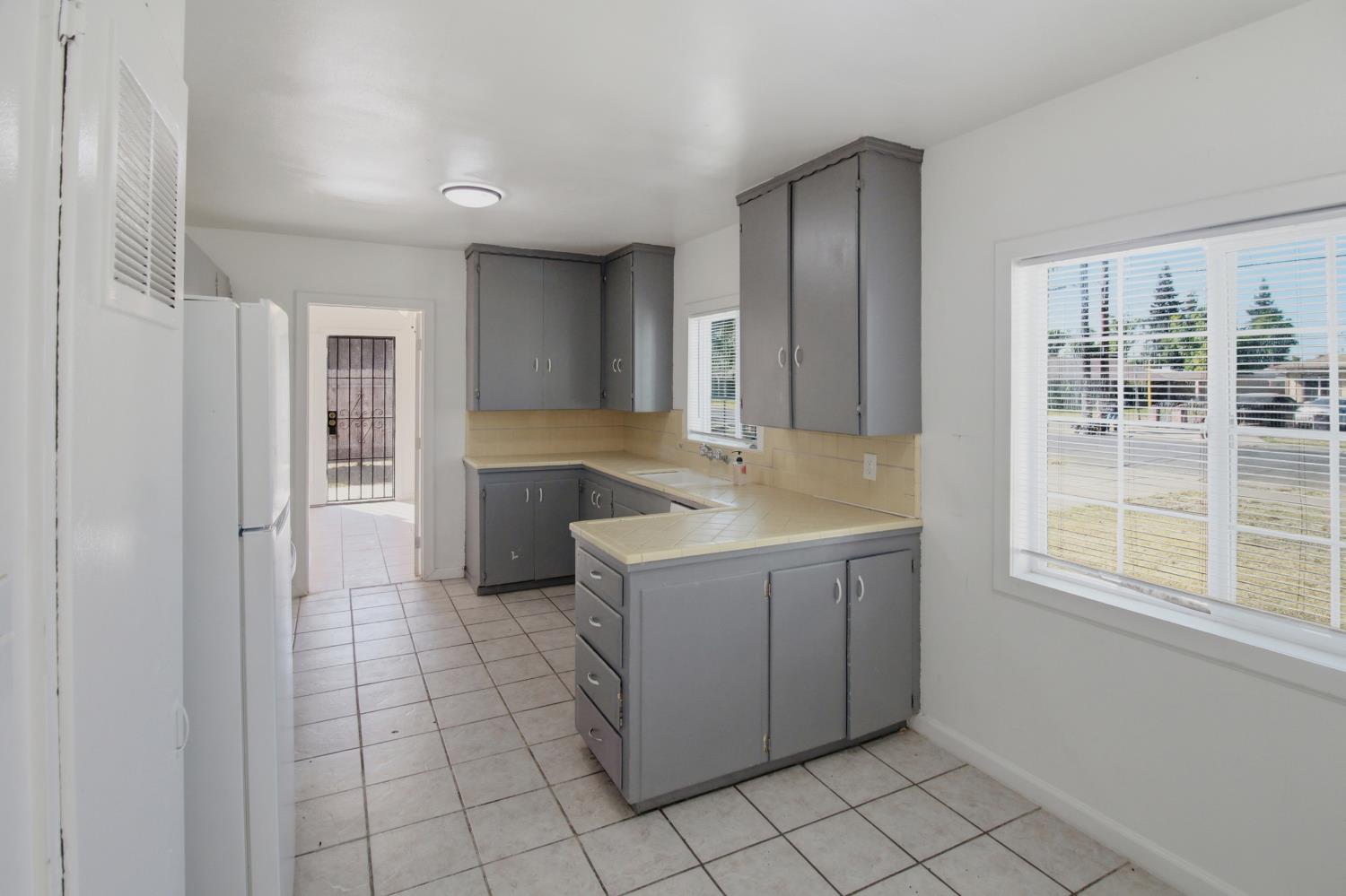 889 East 23rd Street Merced, CA 95340 - Photo 9 of 18