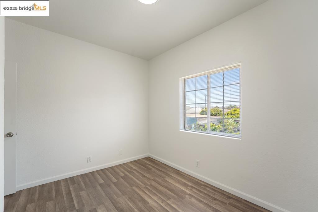 203 Bissell Avenue Richmond, CA 94801 - Photo 23 of 30 an empty room with windows and mirror