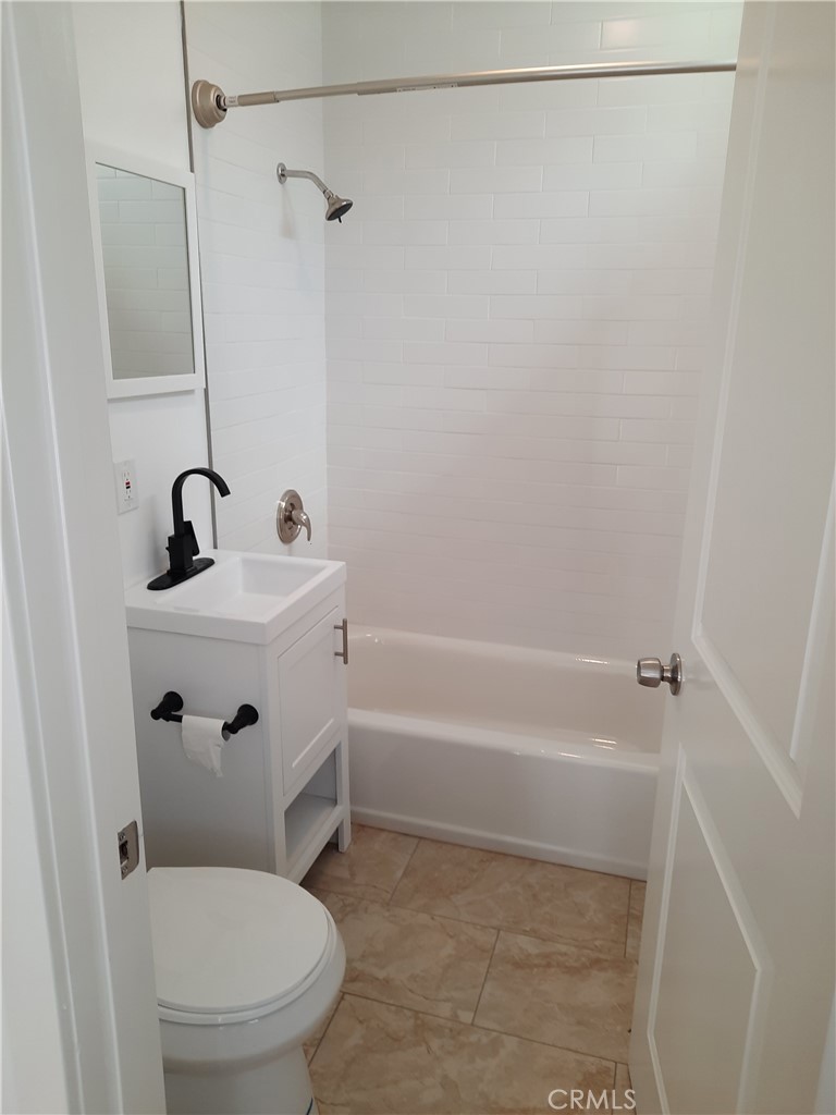 515 West 3rd Street Long Beach, CA 90802 - Photo 3 of 6 Remodeled Bathroom