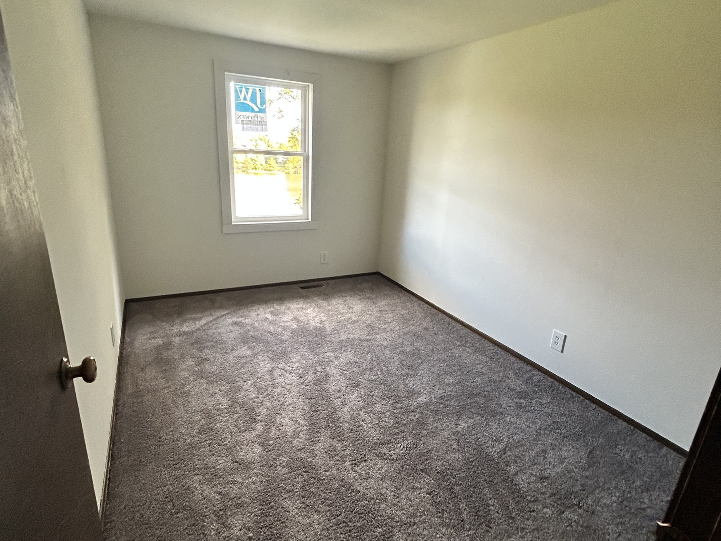 1513 Elder Drive Aurora, IL 60506 - Photo 10 of 26 an empty room with windows