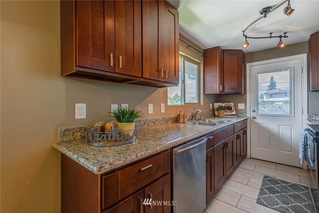 10109 Renton Avenue South Seattle, WA 98178 - Photo 10 of 33 Gallery Image 10