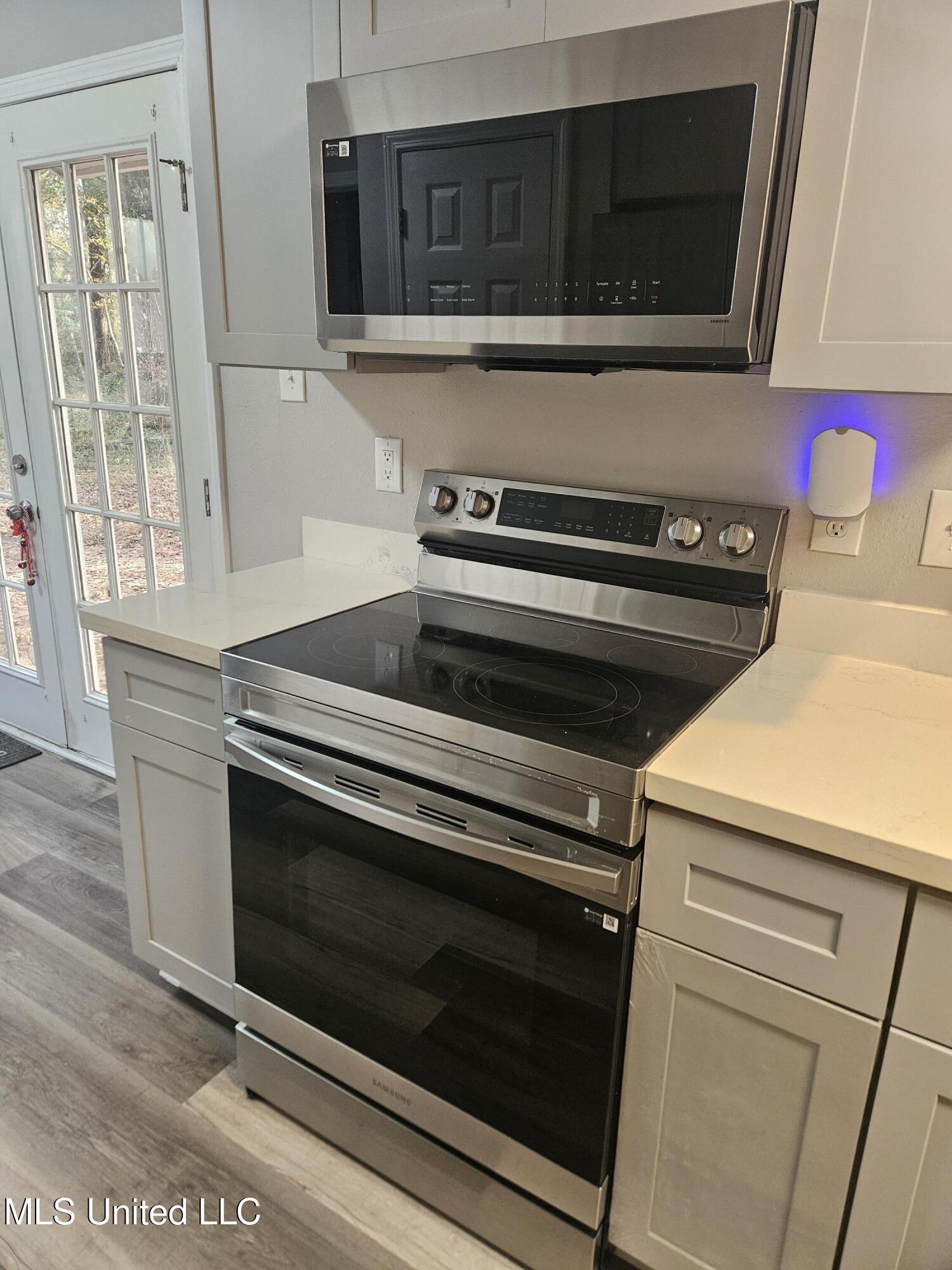 10373 Woolmarket Lake Road Biloxi, MS 39532 - Photo 14 of 32 Kitchen stove and mw