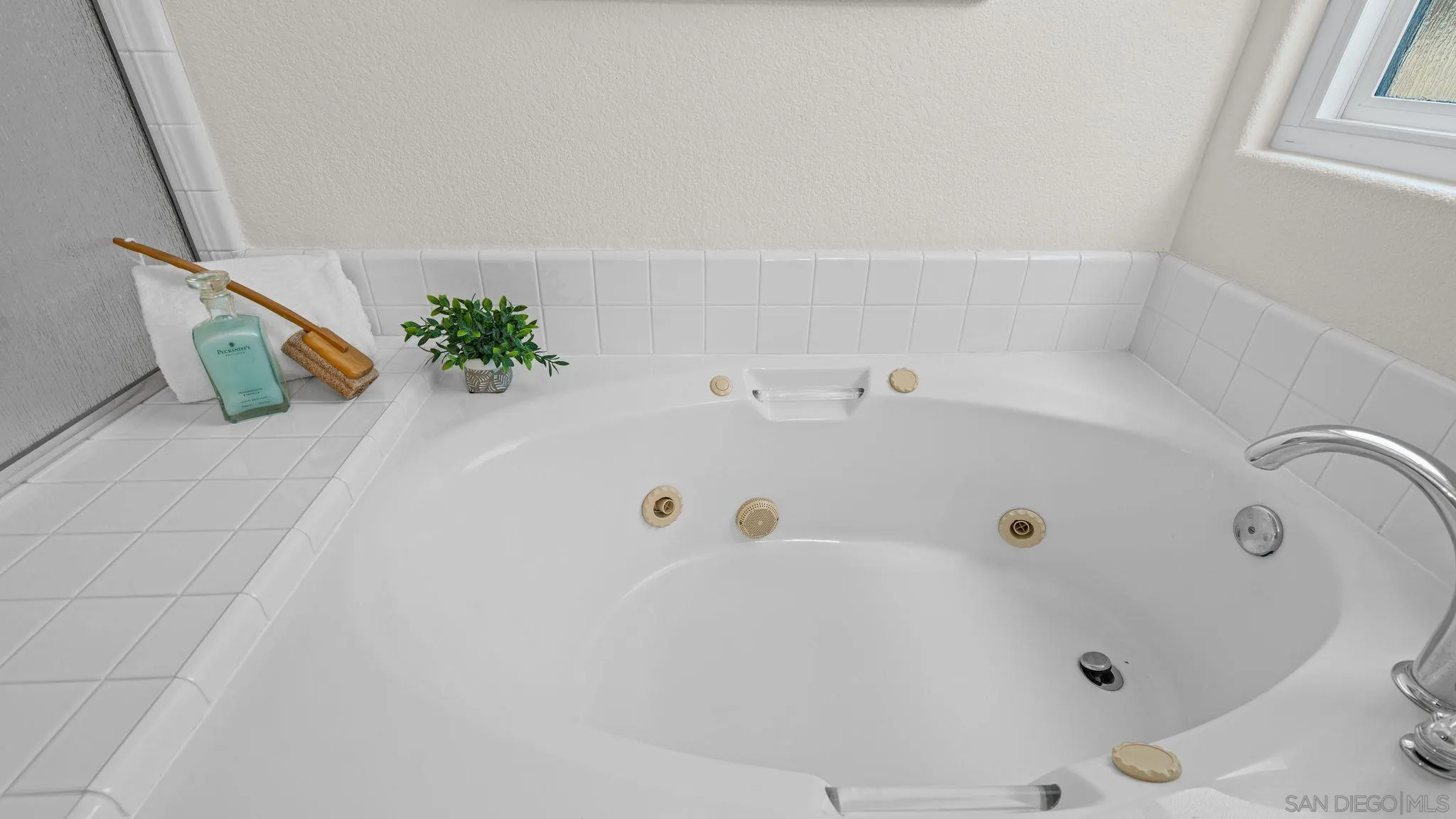 1783 Medinah Road San Marcos, CA 92069 - Photo 22 of 39 a bathroom with a tub
