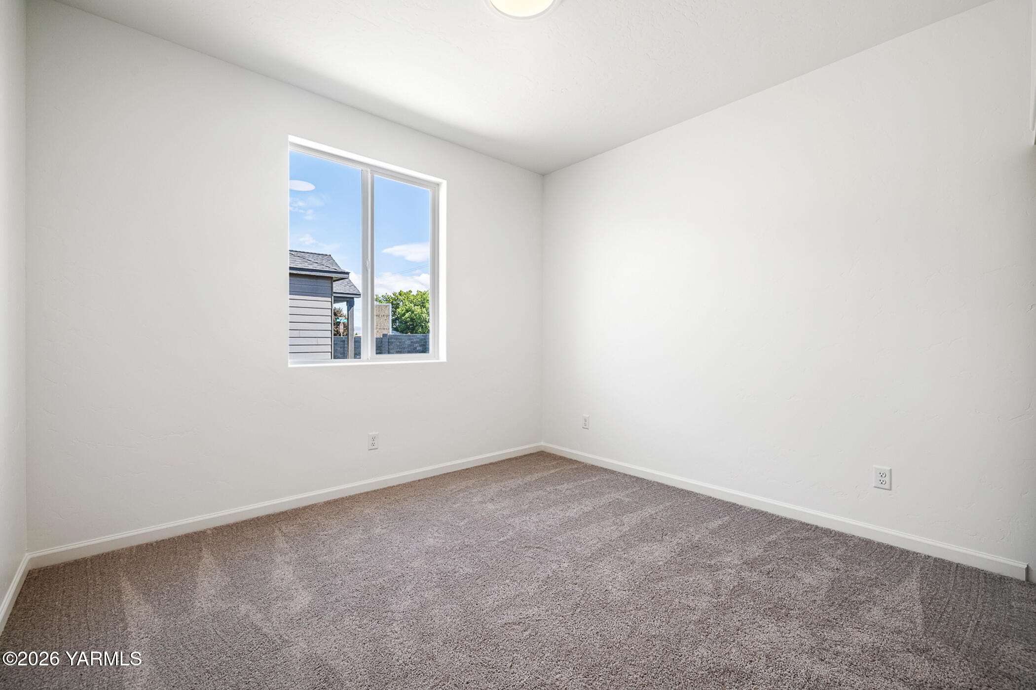 1603 Diamond Avenue Grandview, WA 98930 - Photo 14 of 32 an empty room with a window
