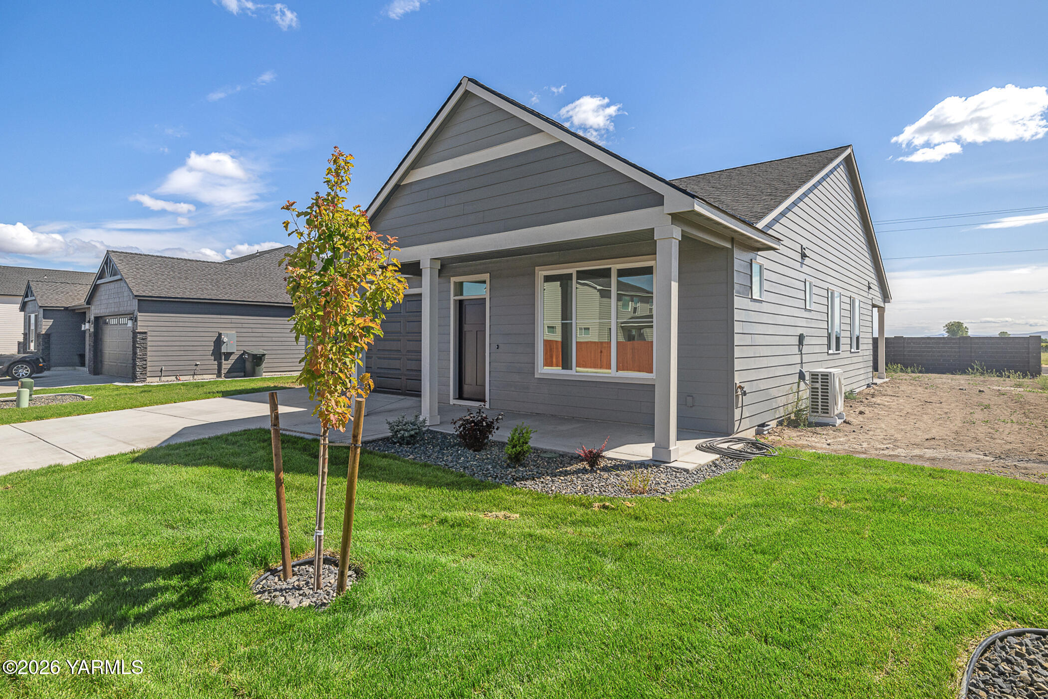 1603 Diamond Avenue Grandview, WA 98930 - Photo 22 of 32 a house that has a big yard in front of it