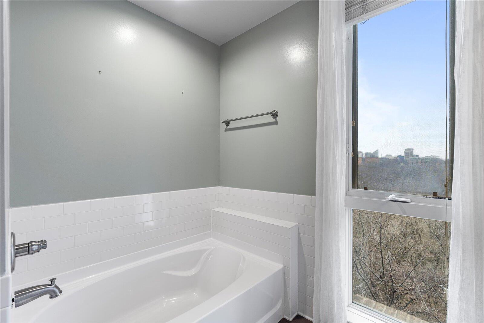 200 Manufacturers Road, Unit 506 Chattanooga, TN 37405 - Photo 18 of 55 Primary bath with natural light