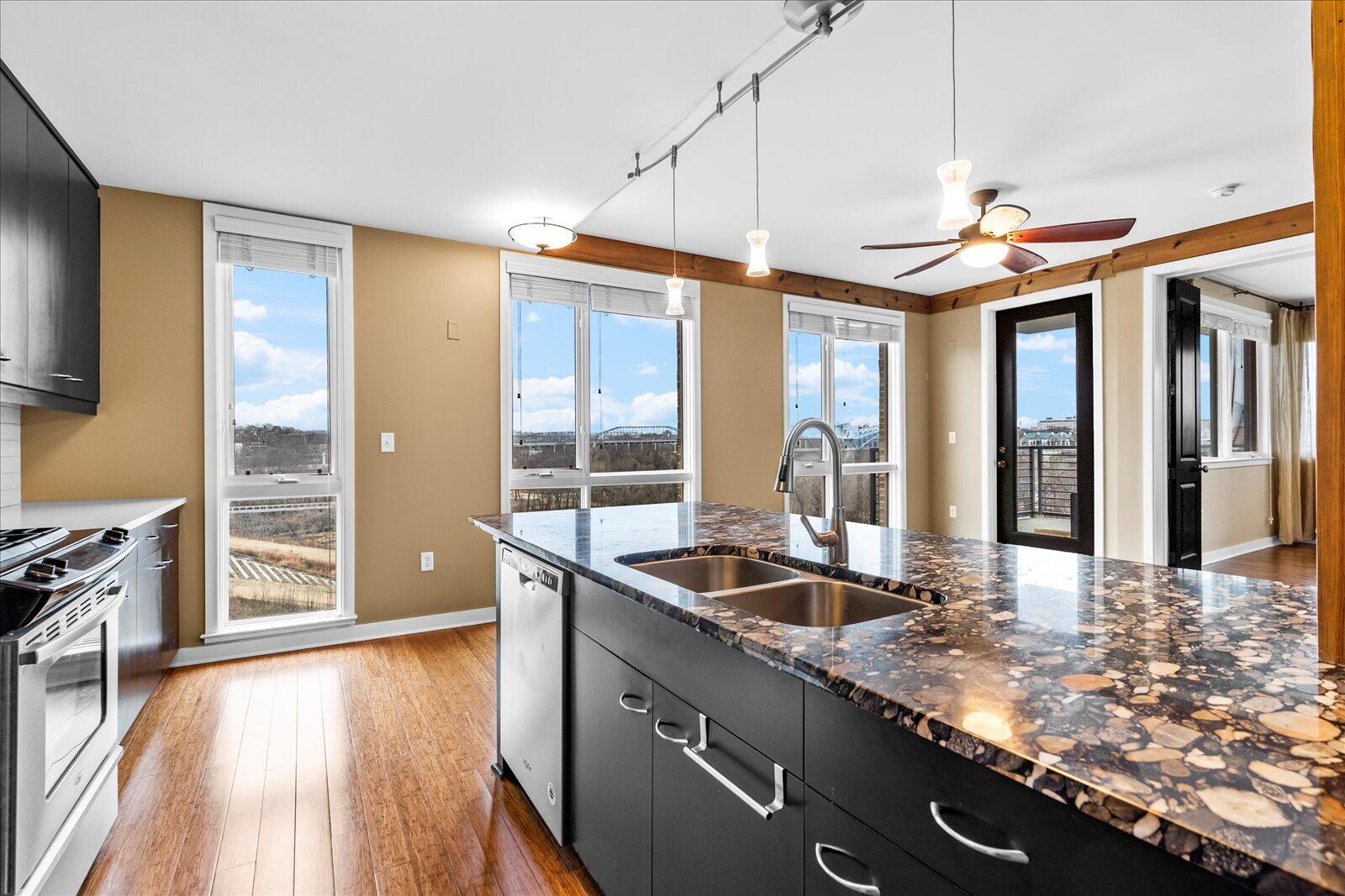 200 Manufacturers Road, Unit 506 Chattanooga, TN 37405 - Photo 10 of 55 Granite central island