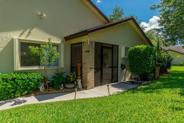$389,000 | 115 Ramblewood Circle, Royal Palm Beach, FL 33411