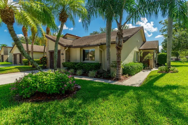 $389,000 | 115 Ramblewood Circle, Royal Palm Beach, FL 33411