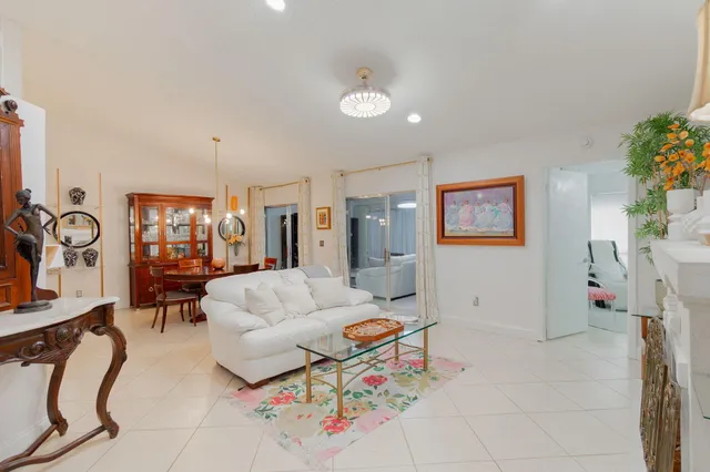 $389,000 | 115 Ramblewood Circle, Royal Palm Beach, FL 33411