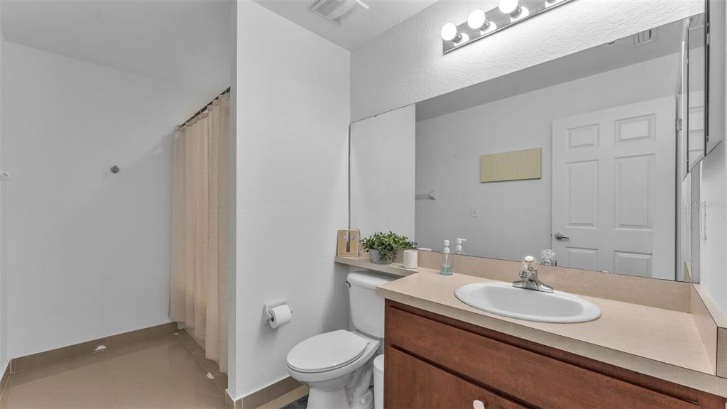 587 Drayton Road Winter Haven, FL 33884 - Photo 23 of 40 a bathroom with a sink toilet and a mirror