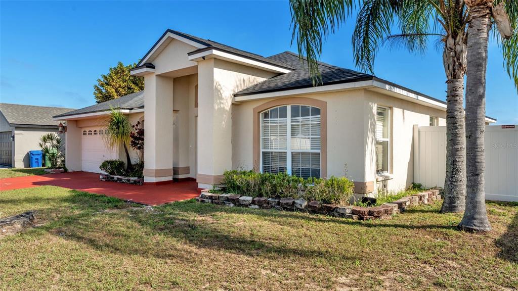 587 Drayton Road Winter Haven, FL 33884 - Photo 5 of 40 a front view of house with yard