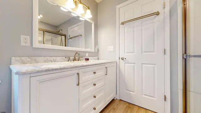 a view of a livingroom with furniture and a ceiling fan