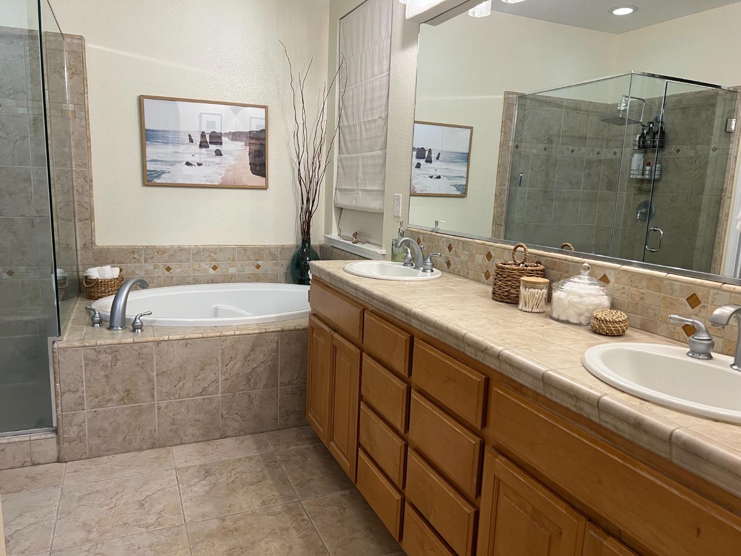 1135 North Perry Avenue Clovis, CA 93611 - Photo 16 of 27 a bathroom with a tub a sink and mirror