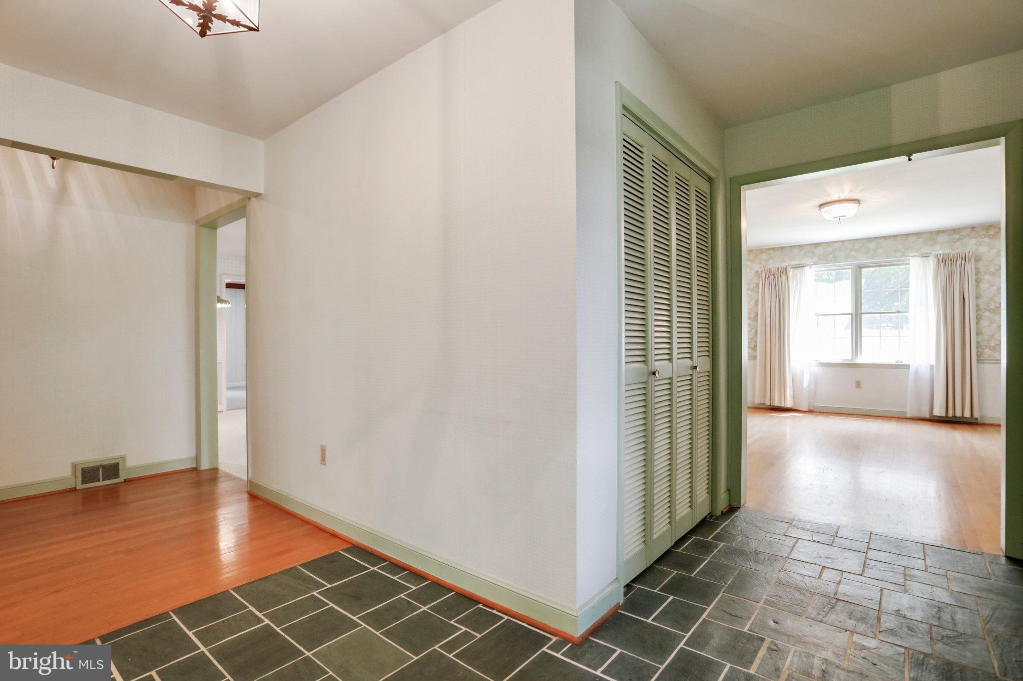 19735 Meadowbrook Road Hagerstown, MD 21742 - Photo 3 of 62 Foyer
