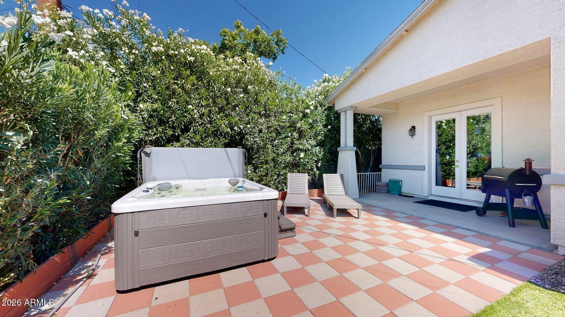1202 East Colter Street Phoenix, AZ 85014 - Photo 6 of 30 a outdoor space with a bench