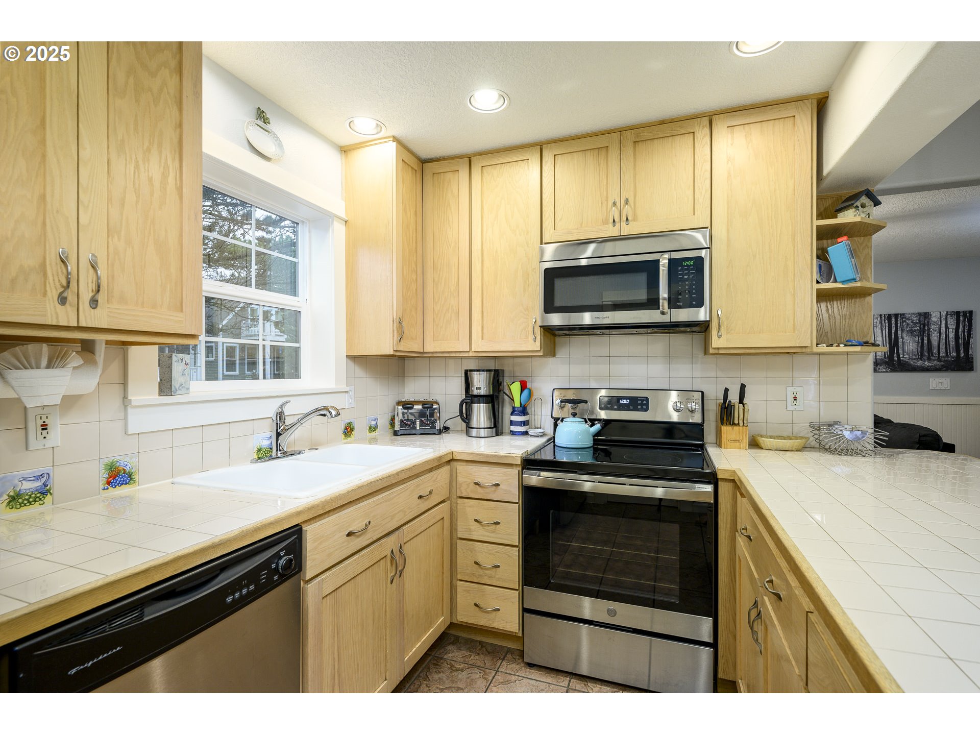 265 Bunchberry Way Depoe Bay, OR 97341 - Photo 11 of 34 Kitchen